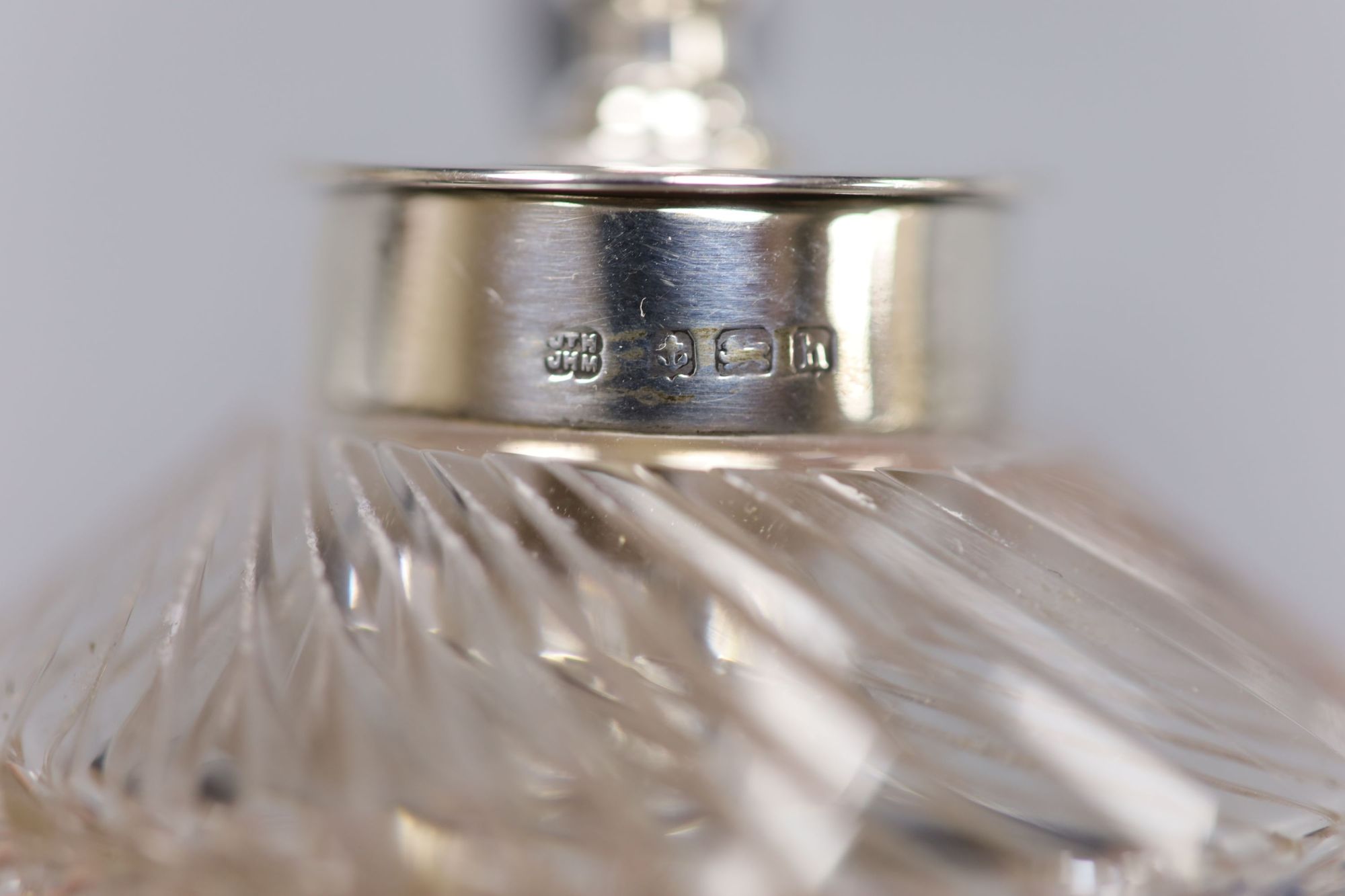 An Edwardian silver mounted wrythened glass pepper mill, Hukin & Heath, Birmingham, 1907, 84mm.